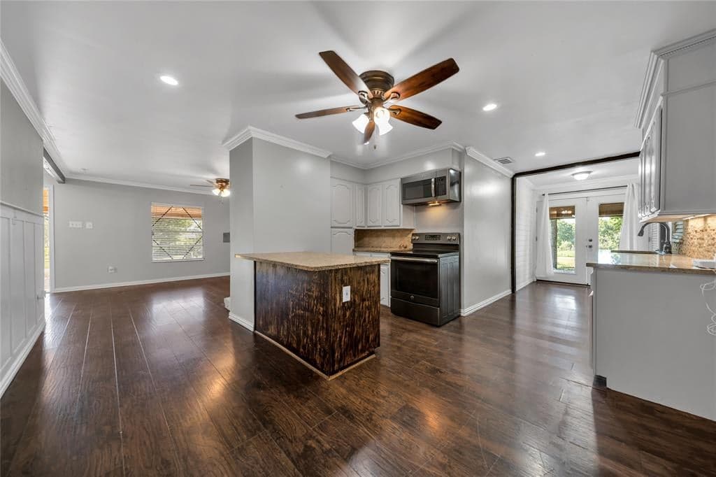 1542 W Reindeer Rd
