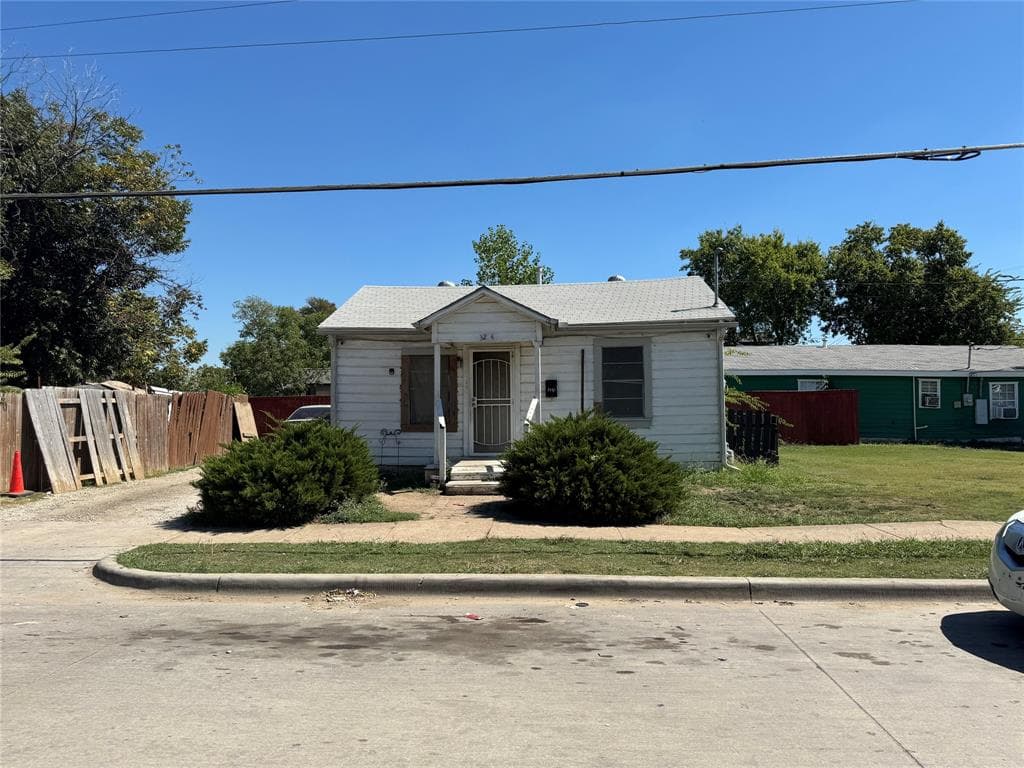3204 Esmalda St