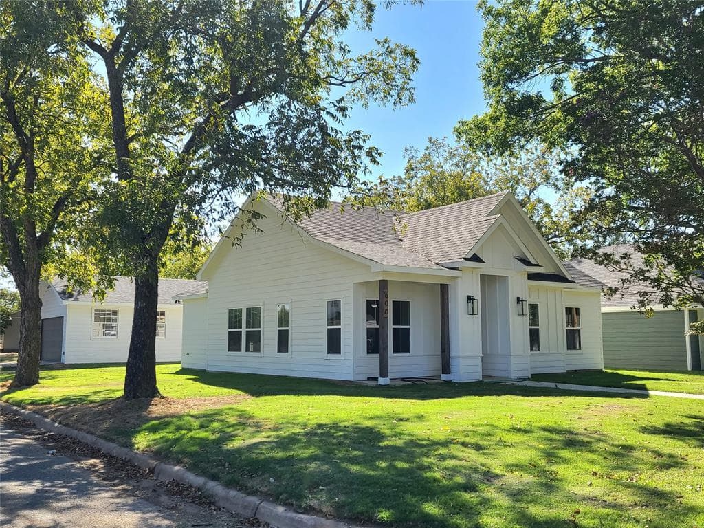 600 Dubois St