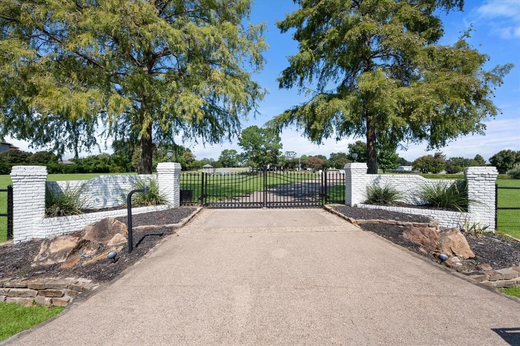 2 Woodland Dr