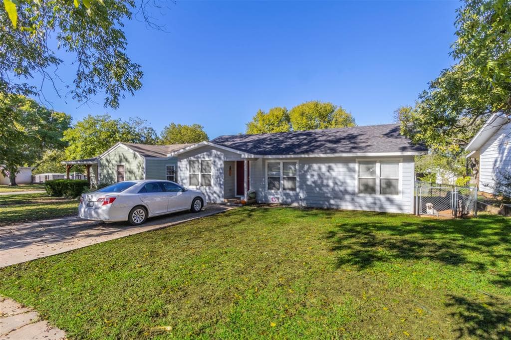 1303 Hillcrest Dr