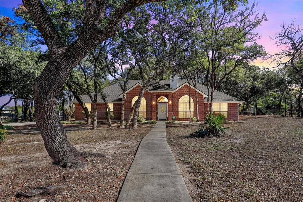 200 Lakeside Oaks Cir