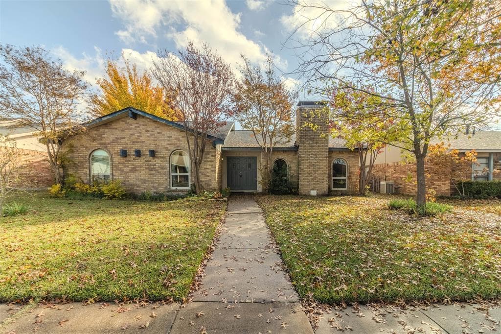 4300 Woodbluff Dr