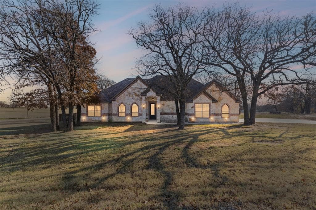 101 Wayward Wind Ln