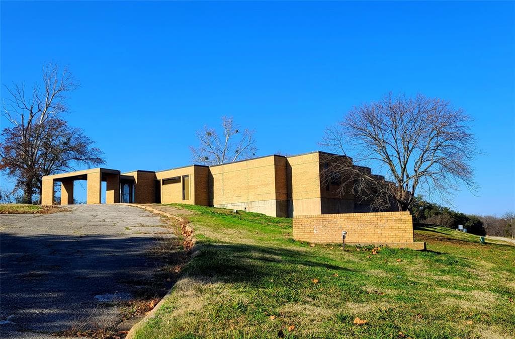 105 Memorial Dr