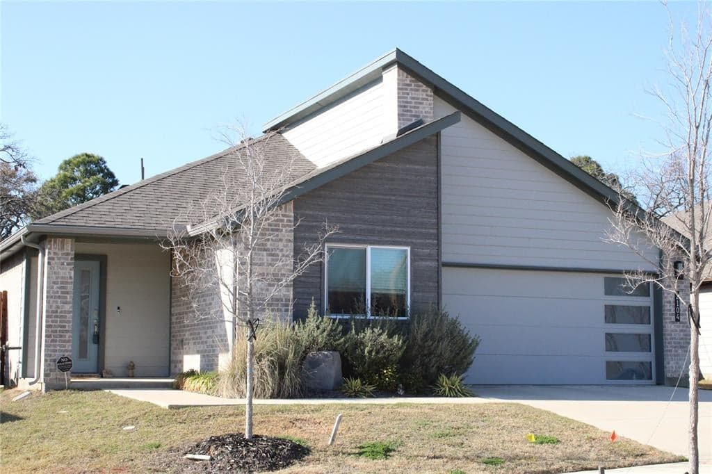 2104 Tawny Dr