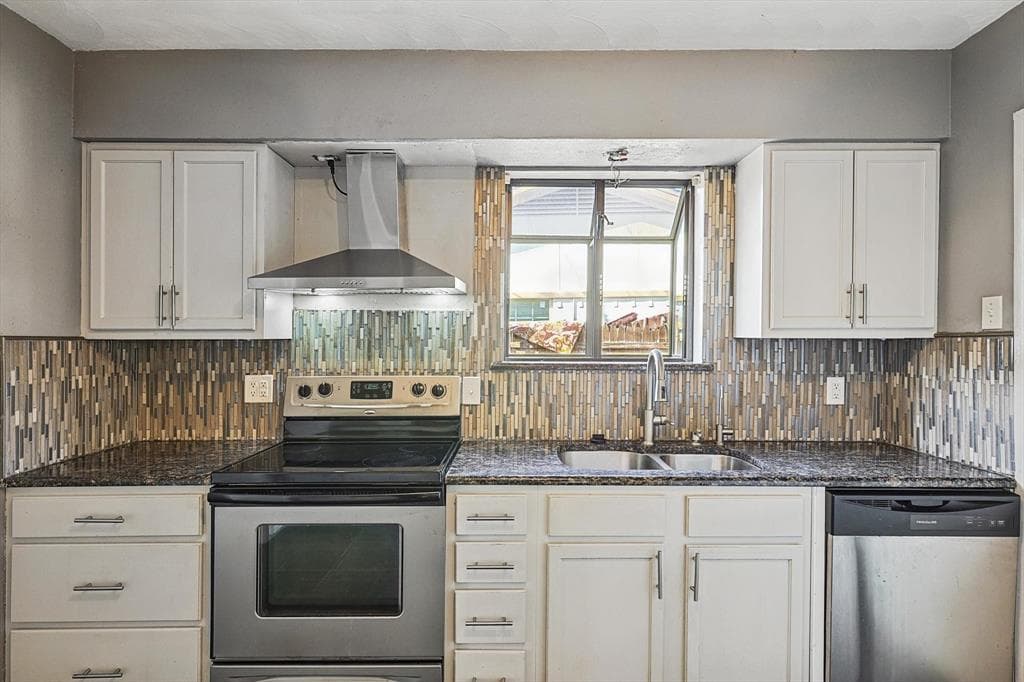 2304 Halifax Dr