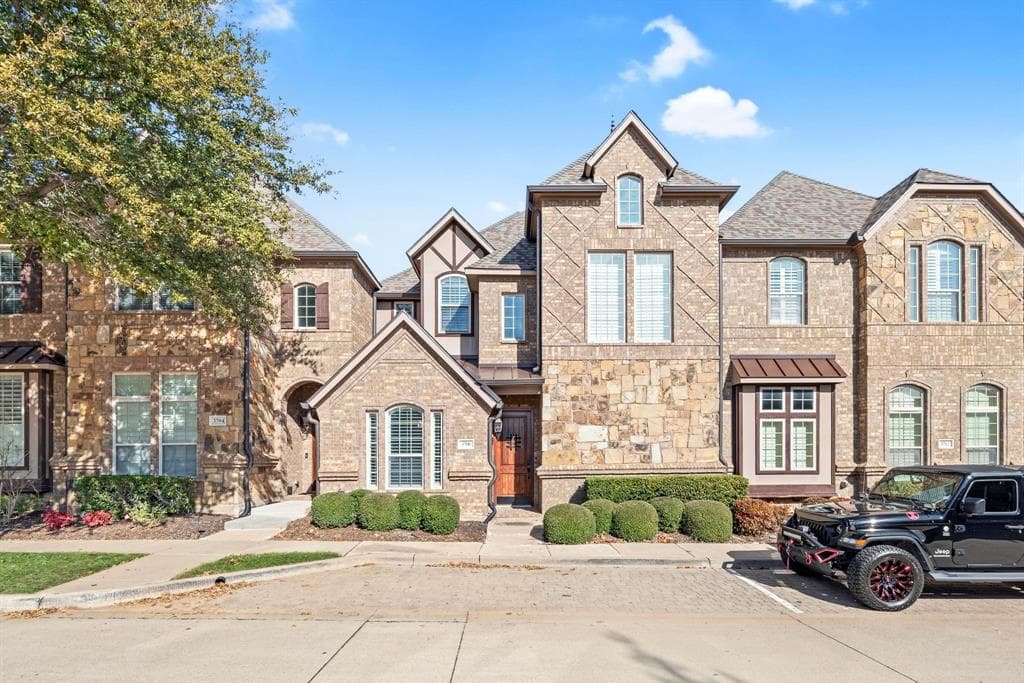 3708 Bur Oak Dr