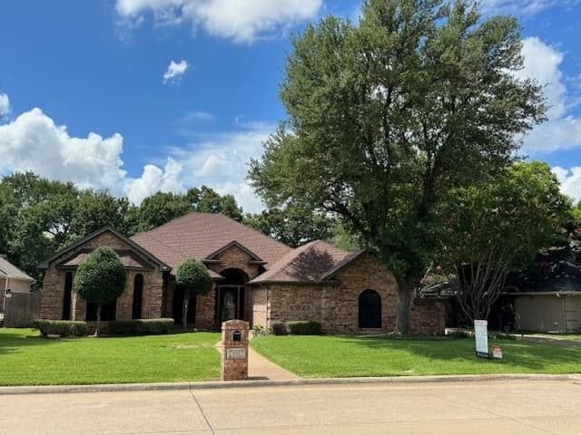 808 Majestic Oaks Ct