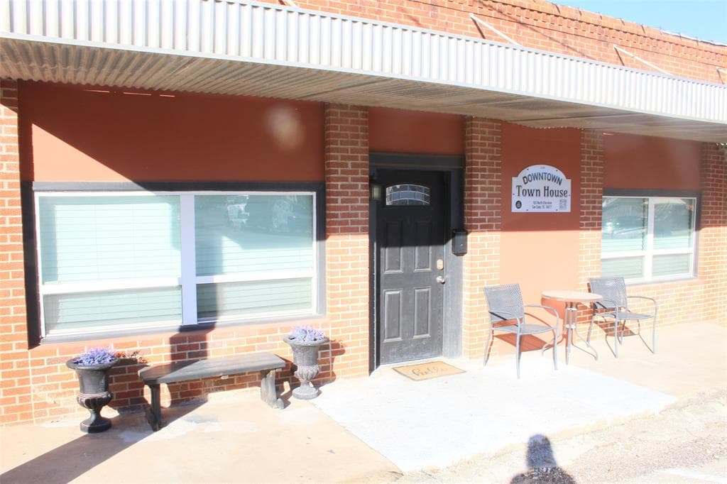 103 N Cherokee St