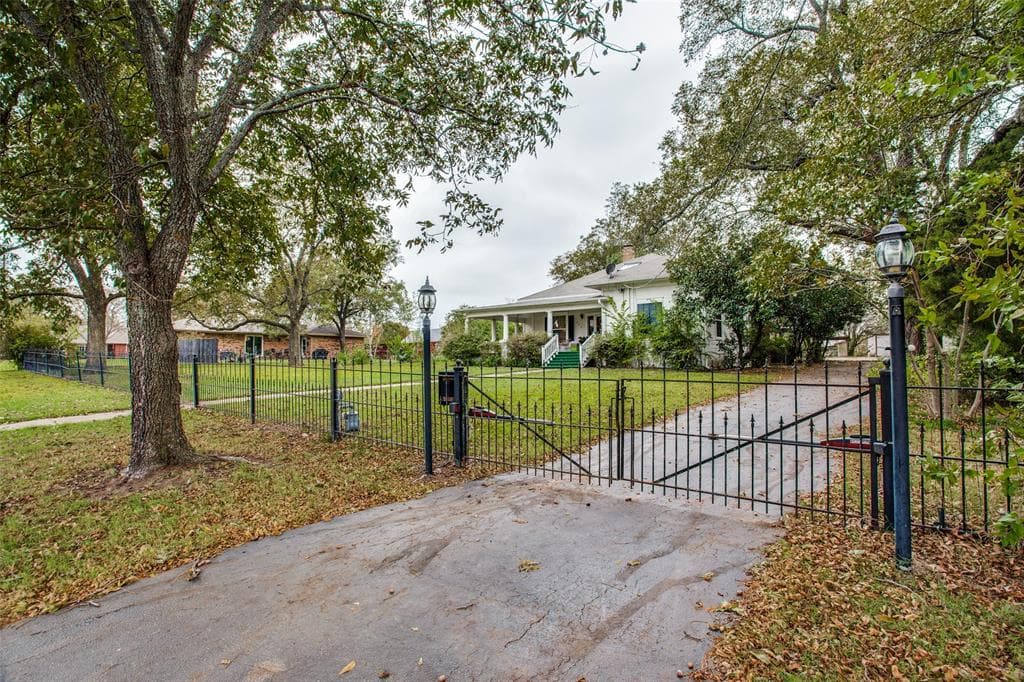 406 S Bowie Dr