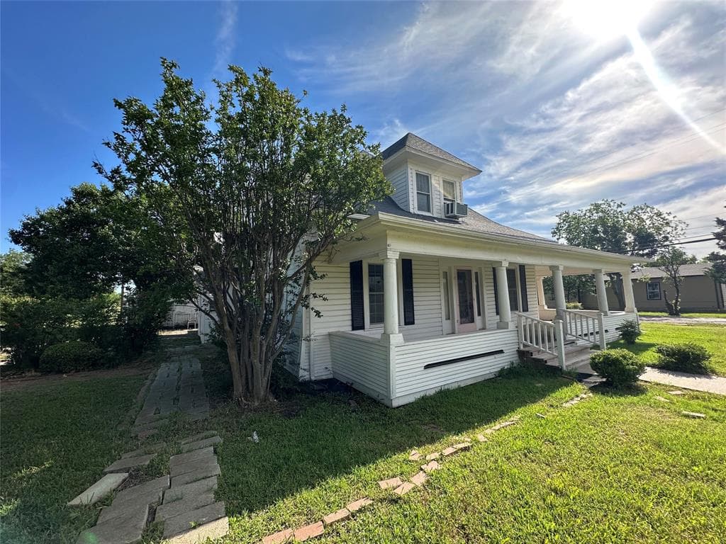 300 W Oak St