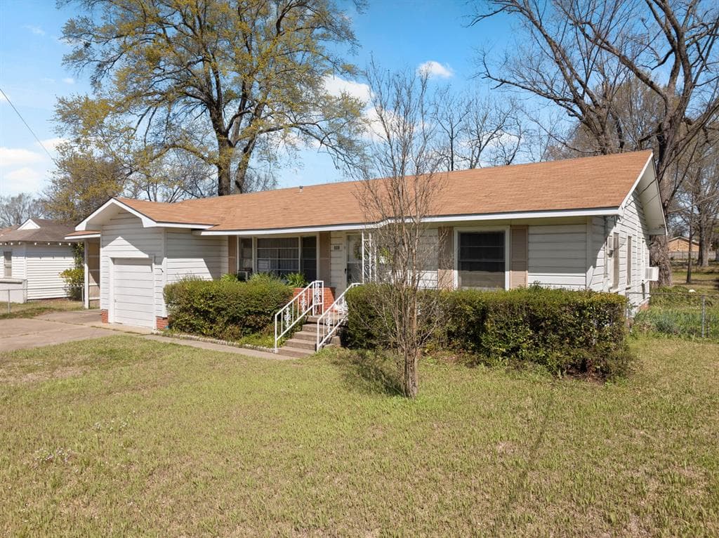 609 E Main St