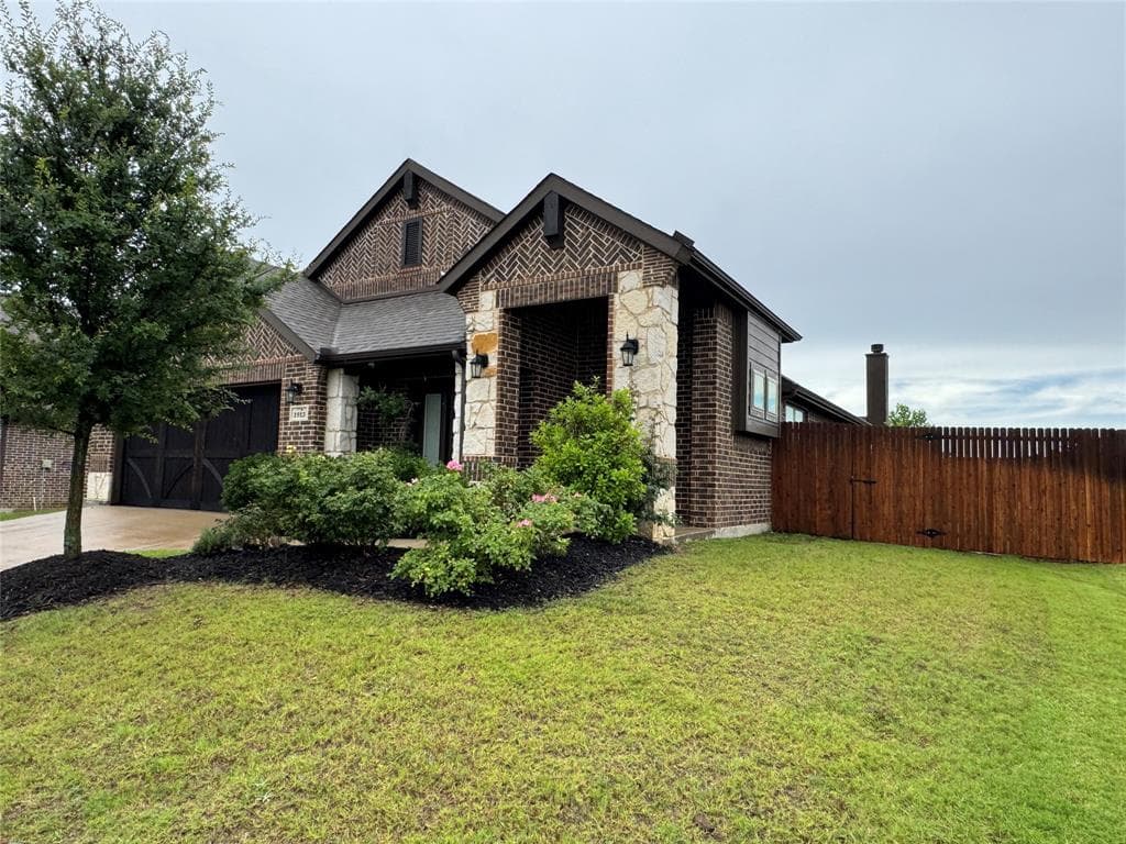 1913 Maplewood Dr