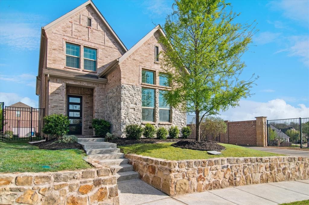 1385 Elaine Dr