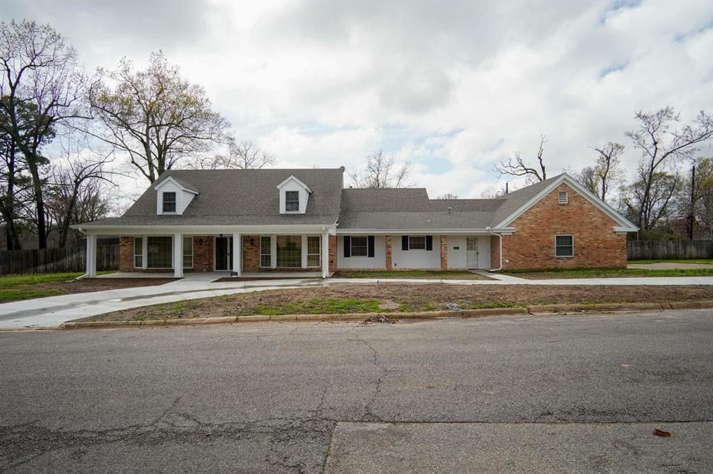 640 Twin Oaks Pl