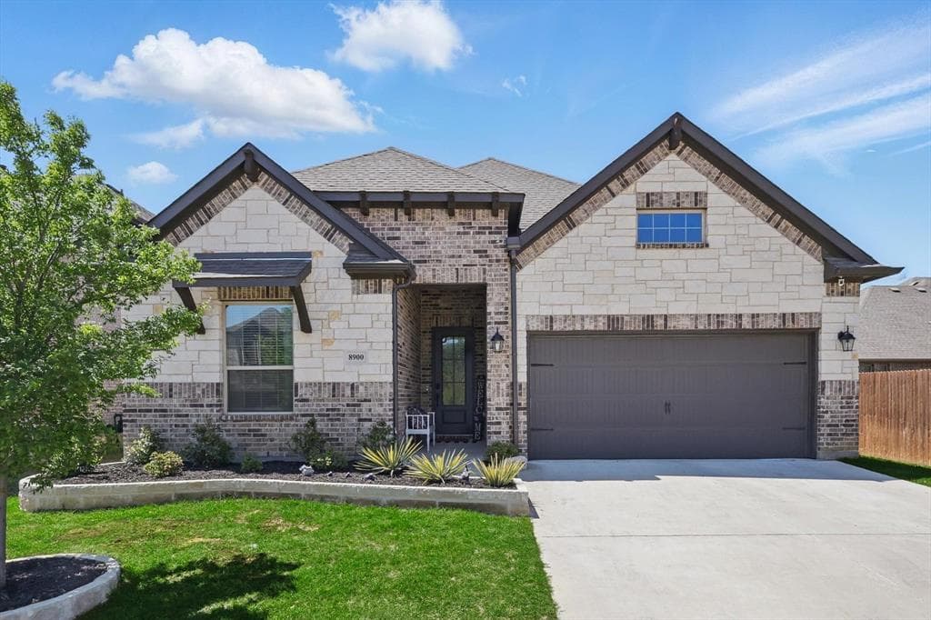 8900 Lavon Ln