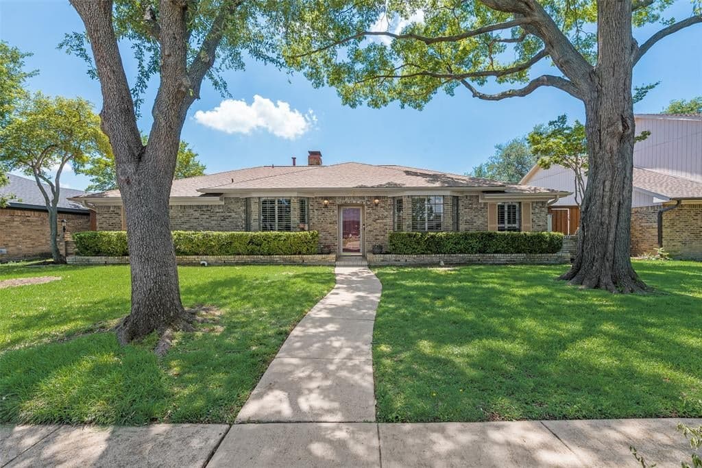 912 E Berkeley Dr