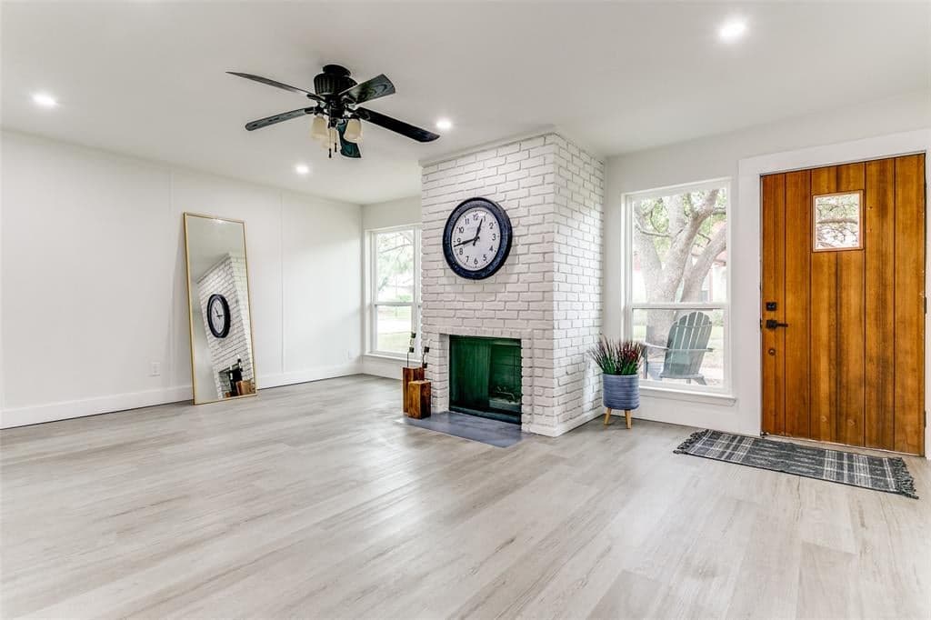 744 Diane Cir
