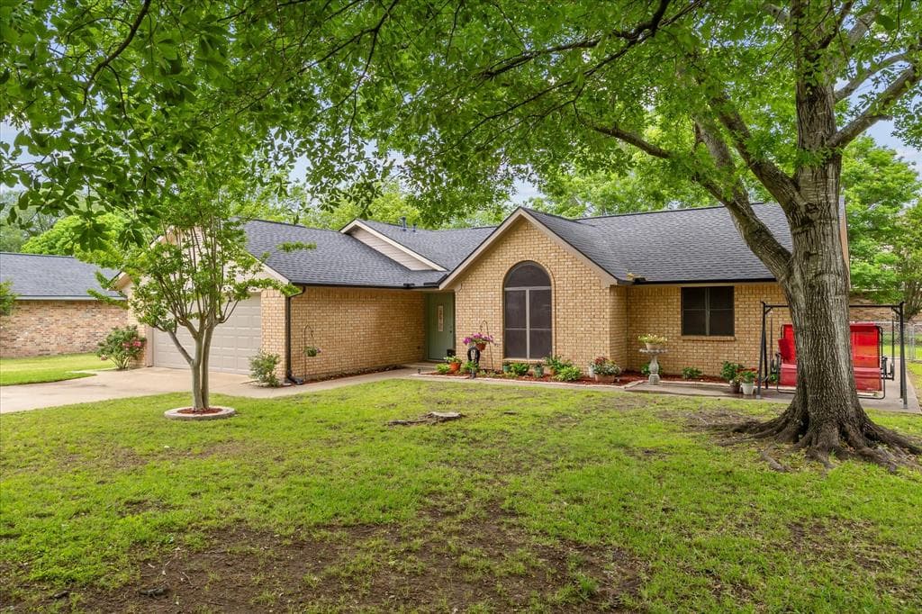 304 Hackberry Dr