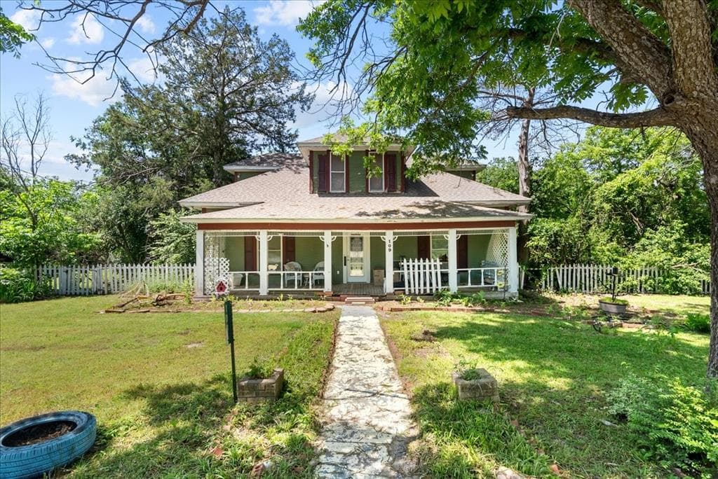 109 Hackberry St