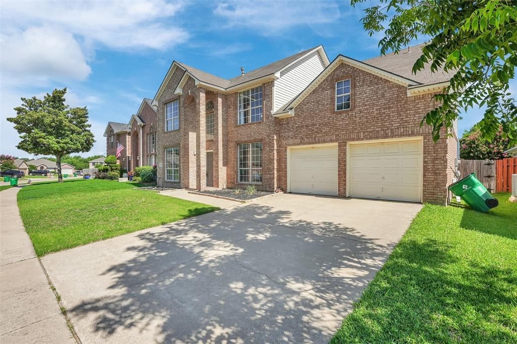3925 Wisteria Ln