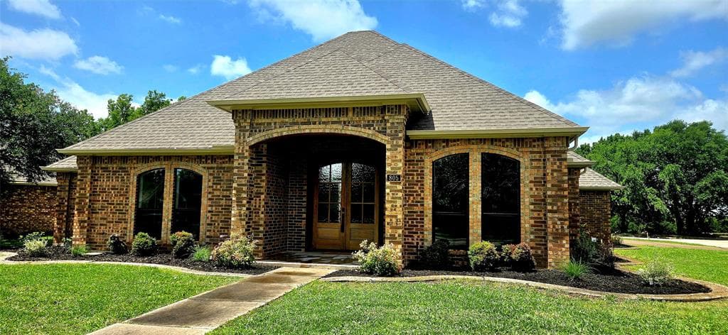 805 Lakeway Dr