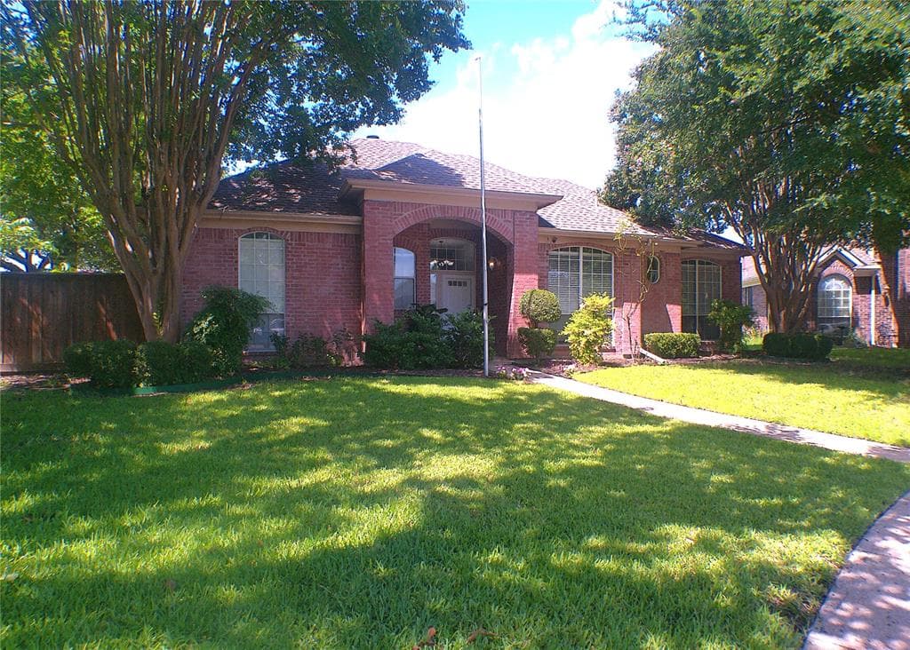 8102 Luna Ct