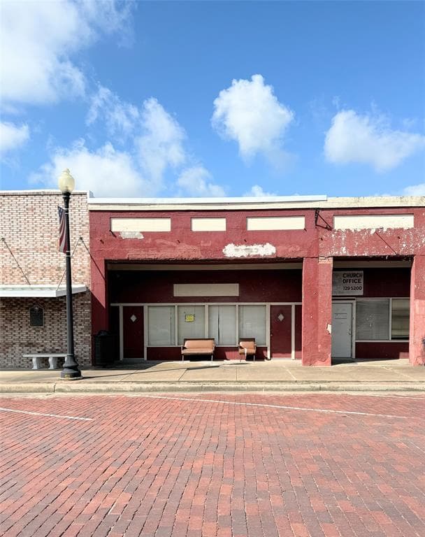 312 W Navasota St