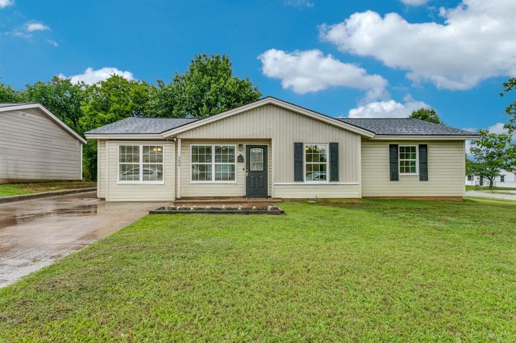 302 Lee Dr