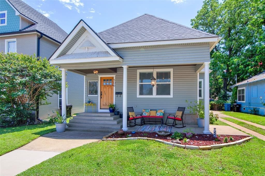 506 W Woodard St