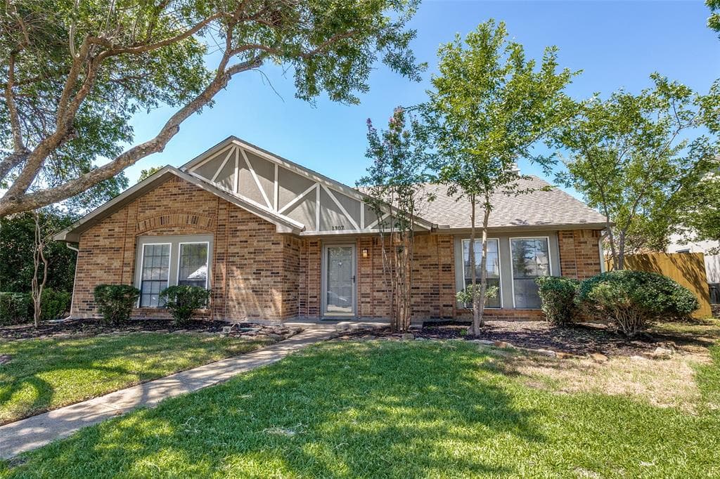 1307 Crestwood Ct