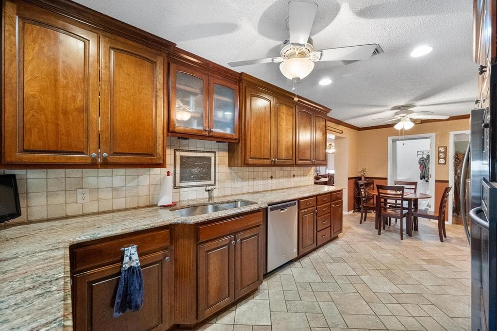 3103 Avon Dr