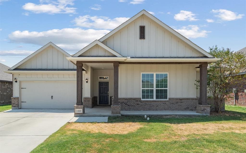 1440 Lakeview Dr