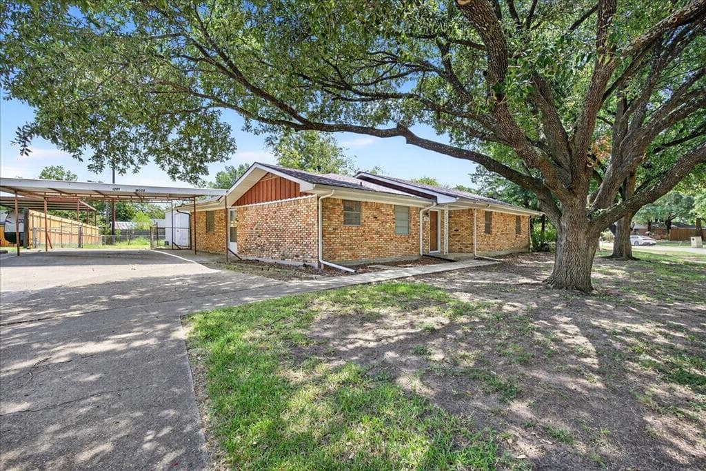 1207 Royal Dr