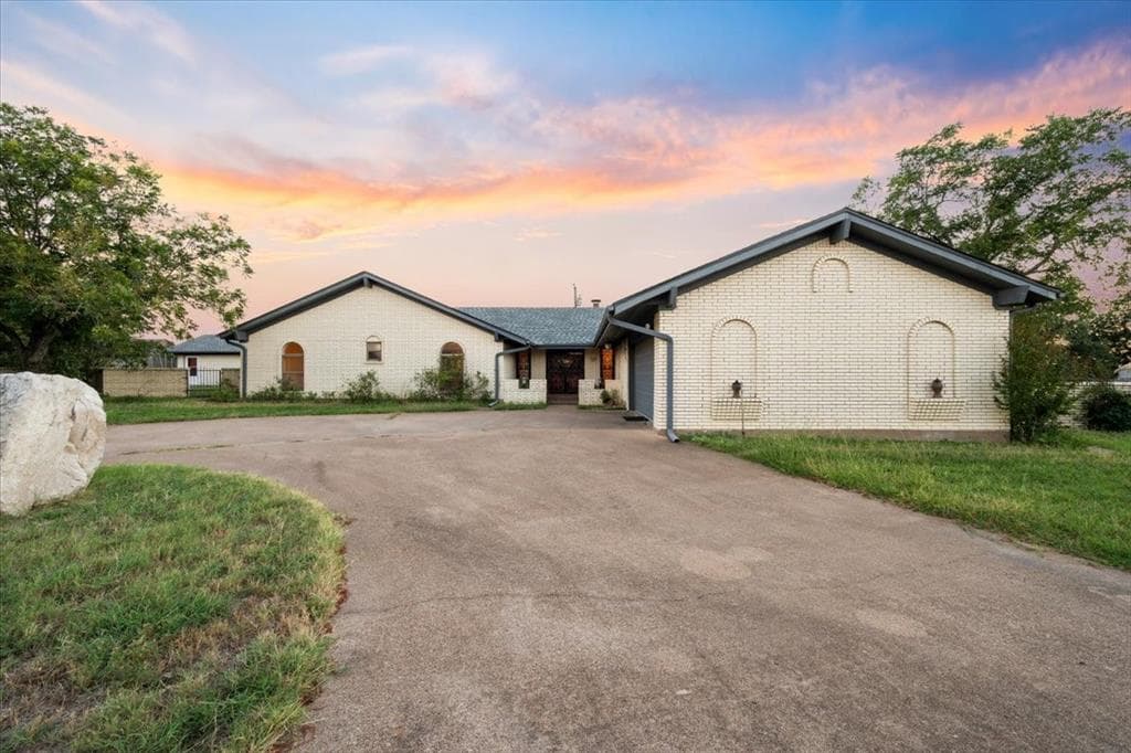 105 Riverside Dr