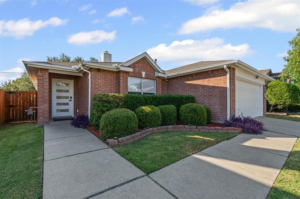 2207 Lilac Cir