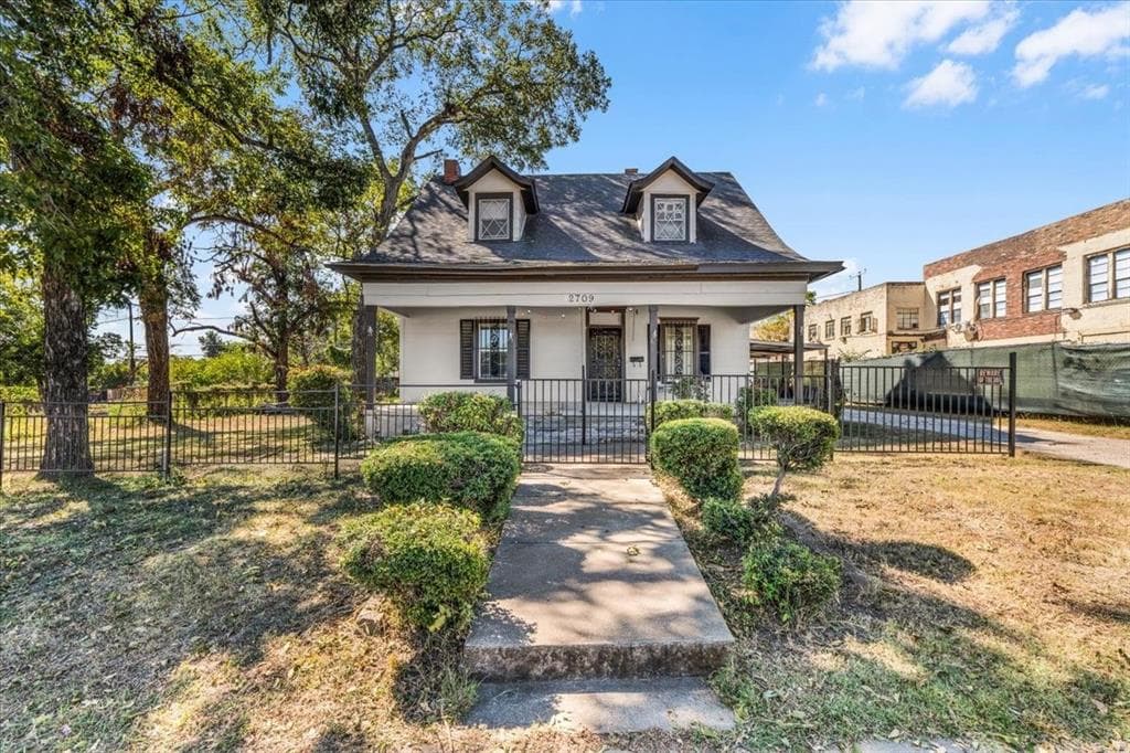 2709 Azle Ave