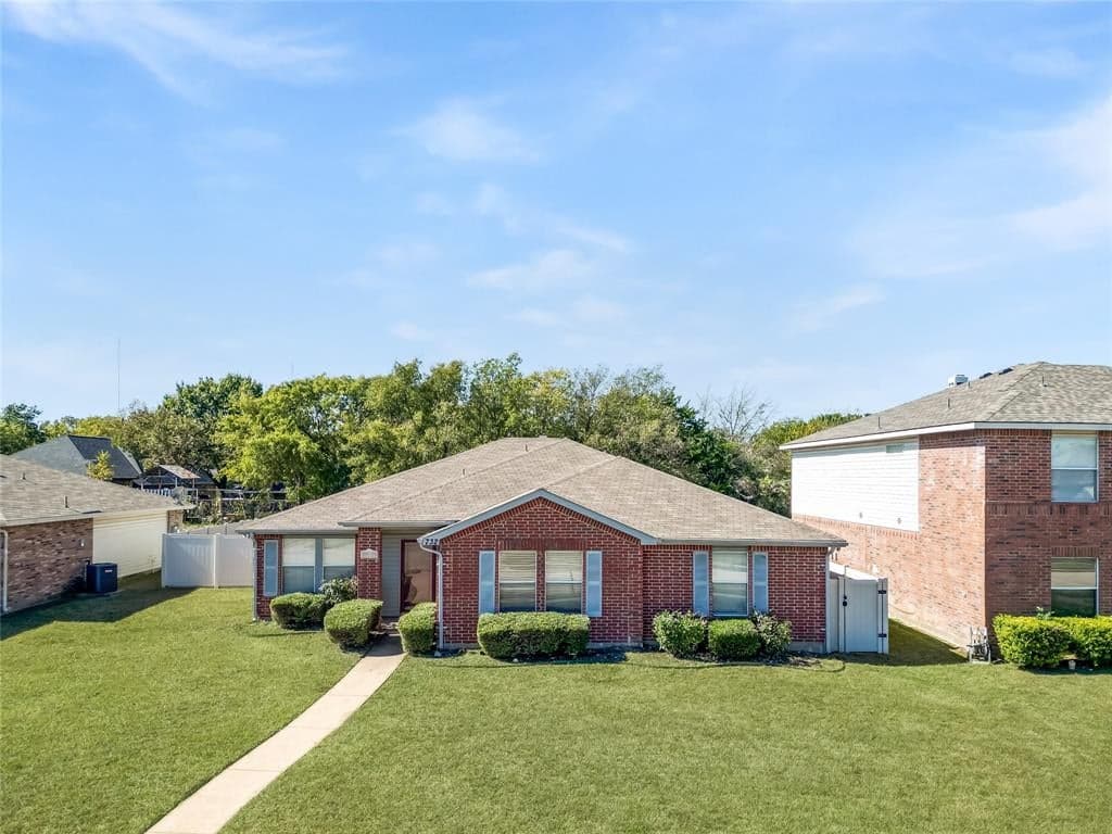 732 Meandering Dr