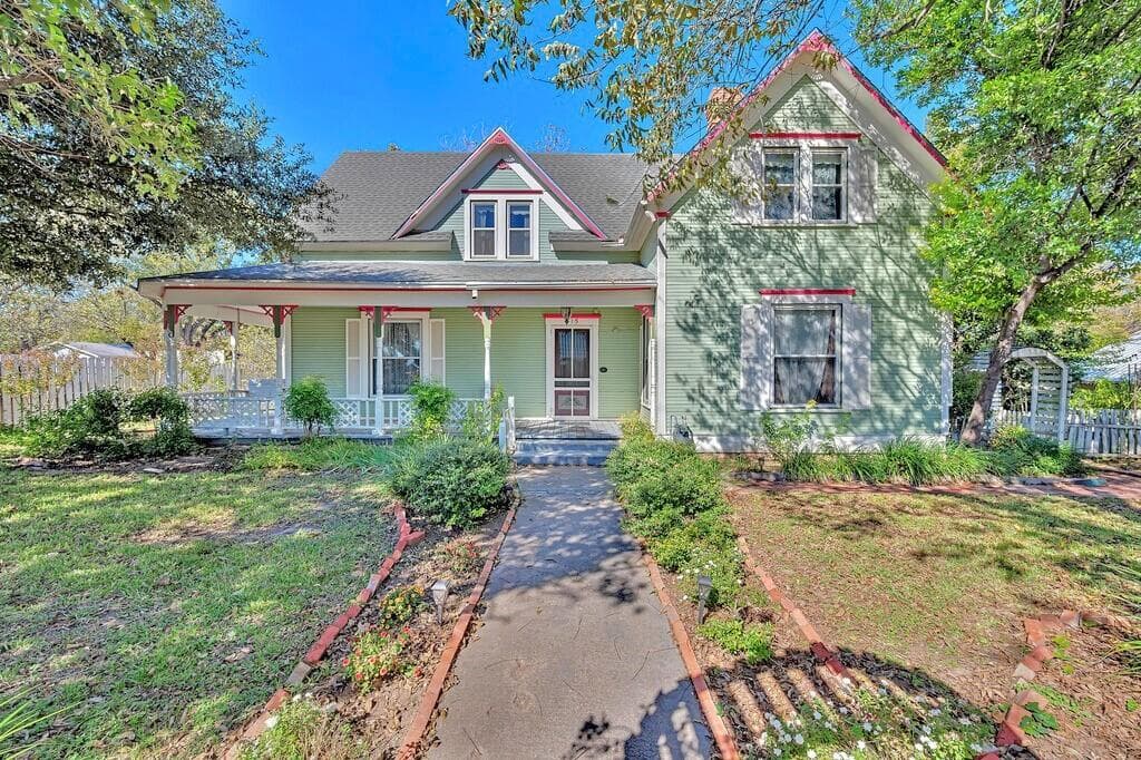 515 Hackberry St