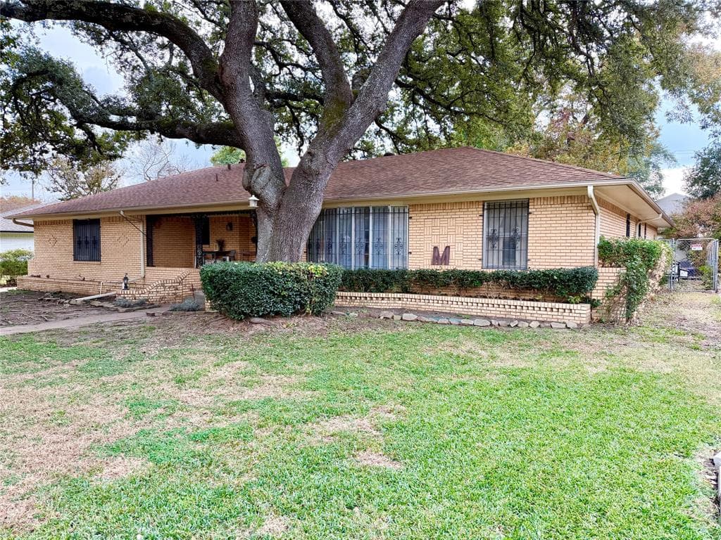 1909 Robin Ln