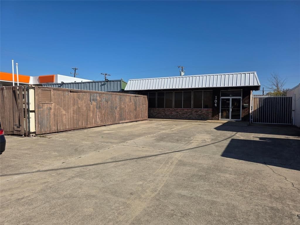 104 S Rogers Rd