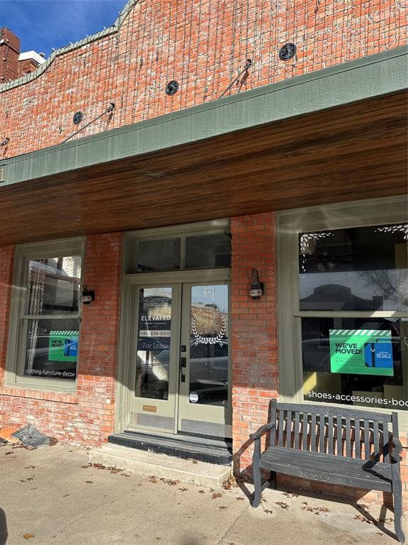 221 W Pecan St