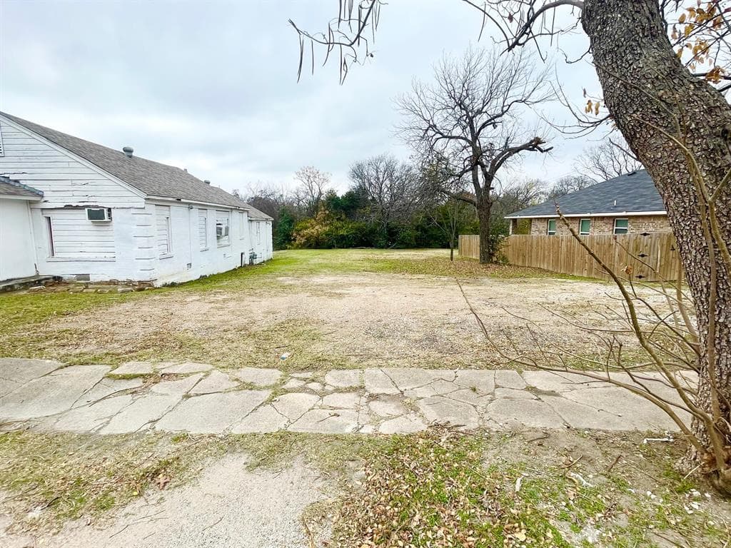 2023 Lamont Ave