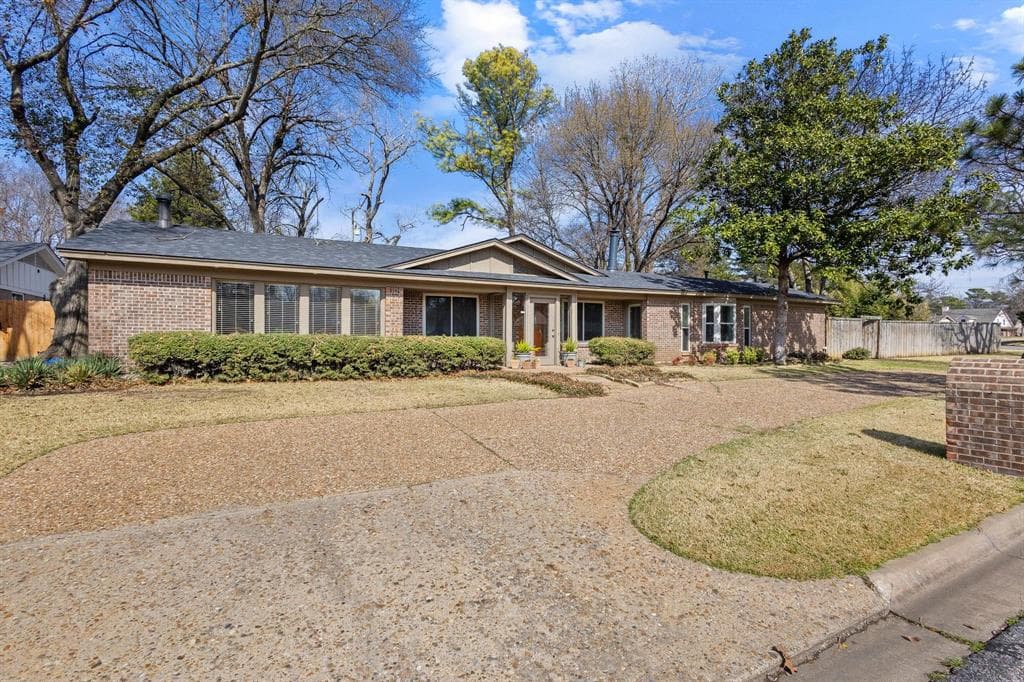 513 W Mclain Dr