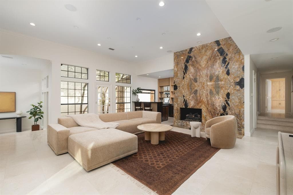 6912 Hillpark Dr