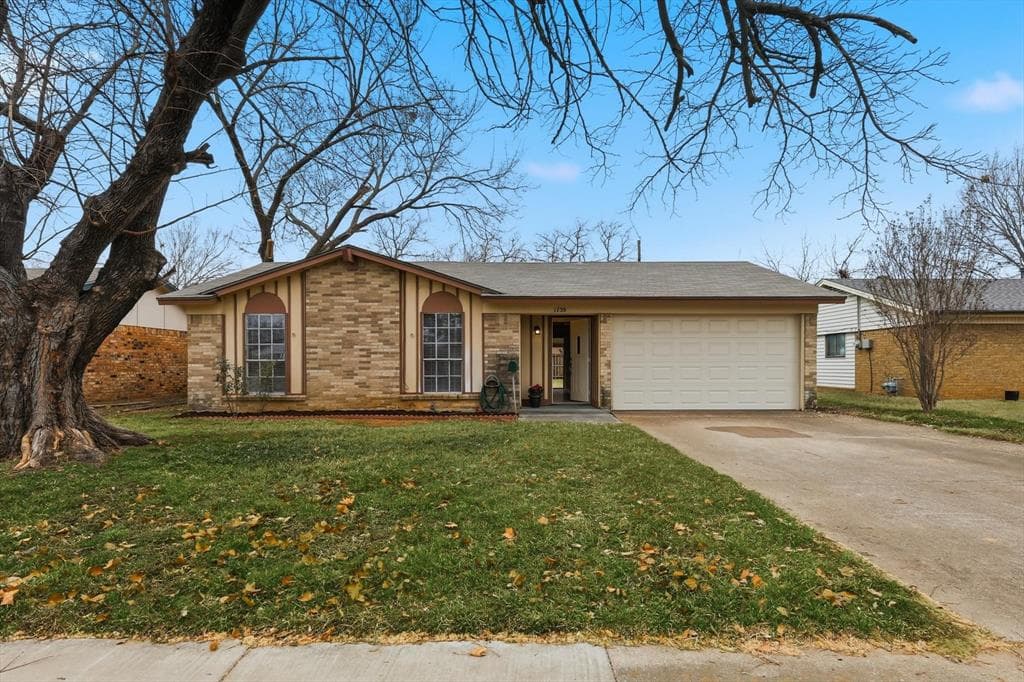 1739 Oak Lake Dr