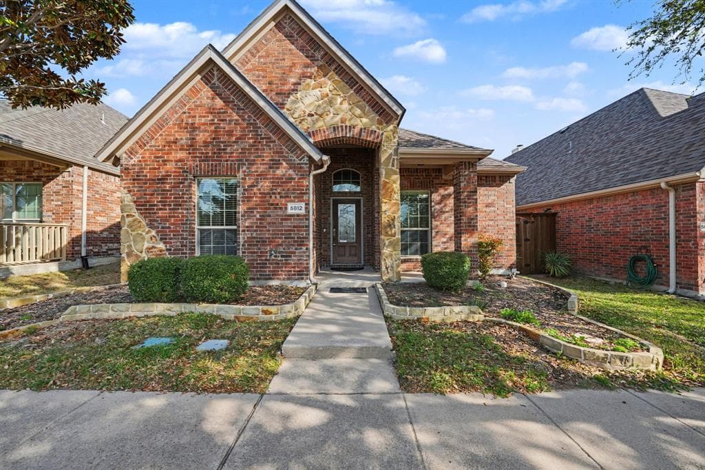 5812 Silver Buckle Dr