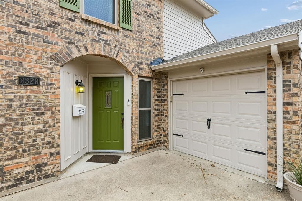 3329 Briaroaks Dr