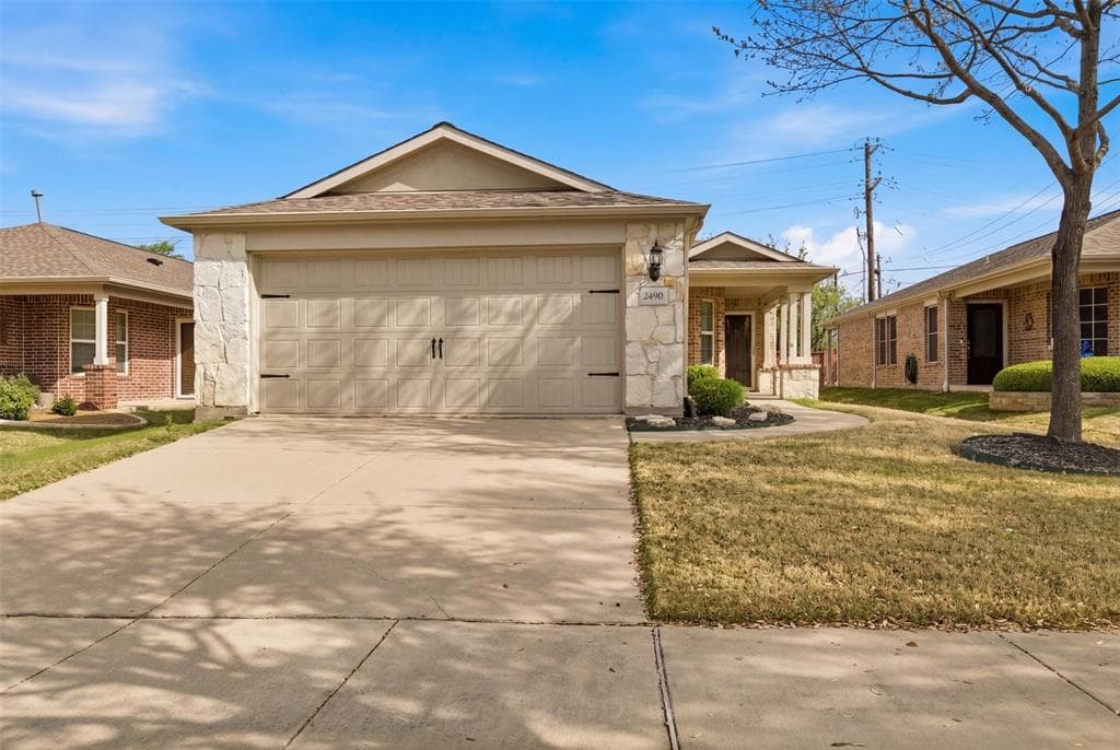 2490 Honeybee Ln